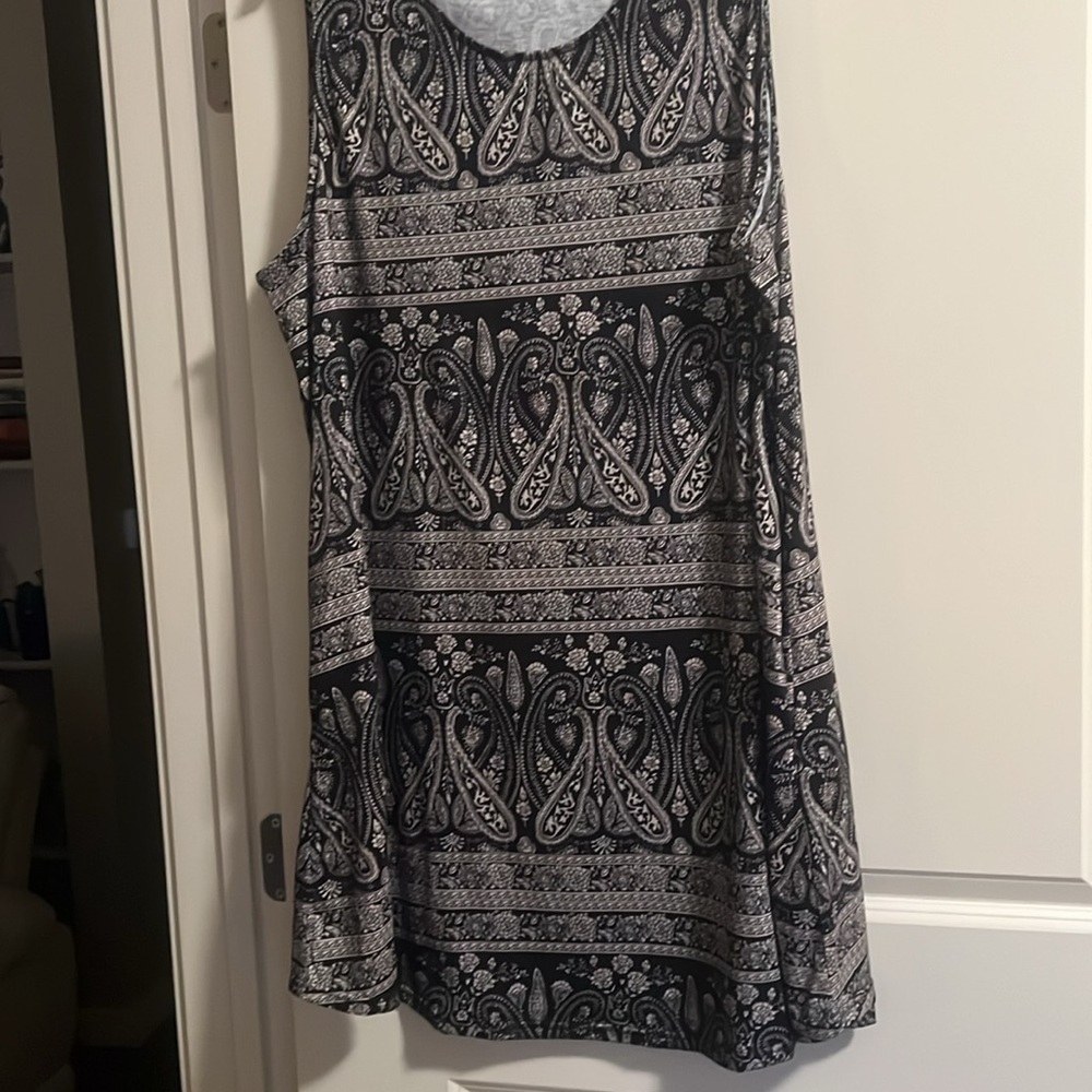 SimpleFun Black and White Paisley Sleeveless Dress almost new